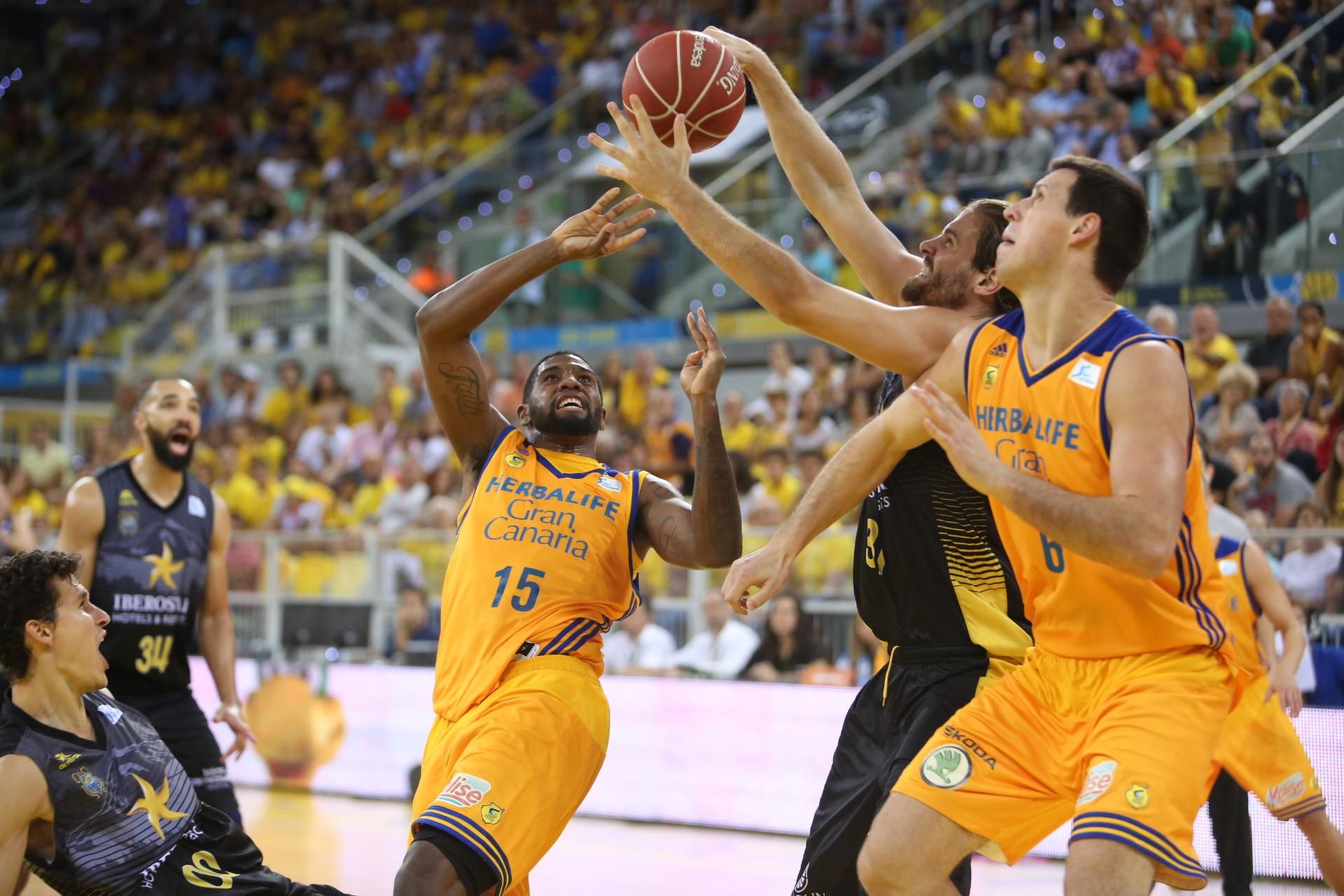Imágenes del encuentro entre Herbalife Gran Canaria - Iberostar Tenerife. Alejandro Ramos.