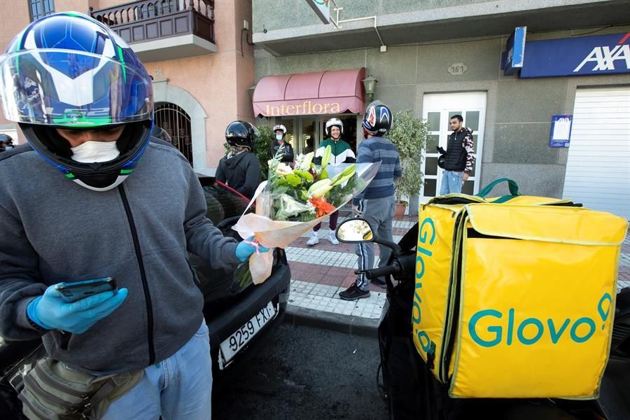 Repartidores entregan flores a domicilio para felicitar en el Día de la Madre en la capital grancanaria. (Efe / Quique Curbelo)