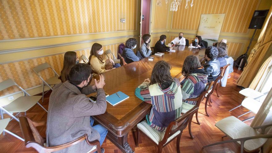 Encuentro con jóvenes en Cartagena de la poeta Olvido García | Pablo Sánchez