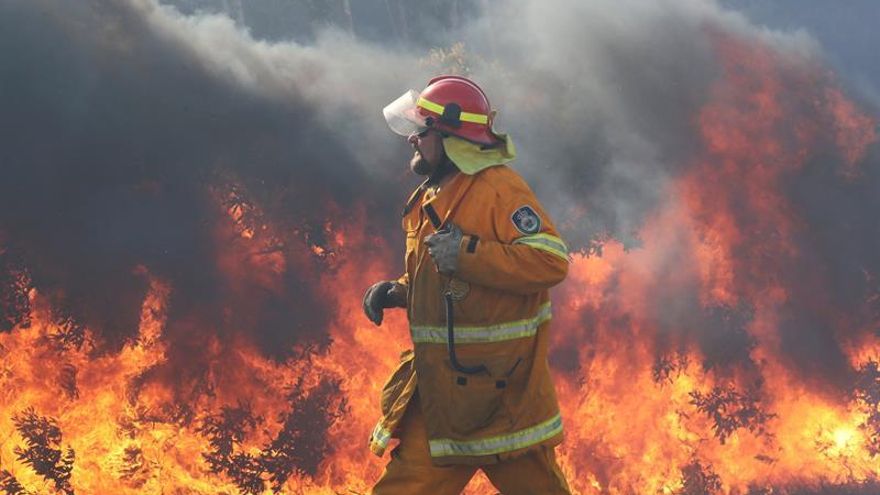 Un bombero durante los incendios forestales en el este de Australia en 2020.
