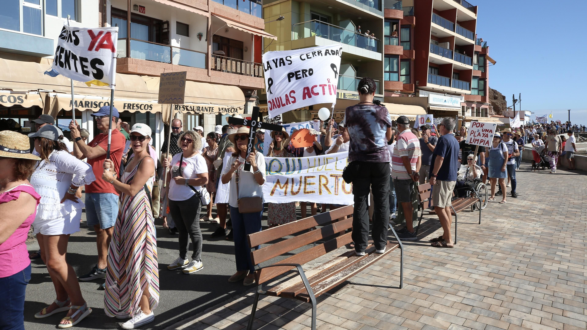 Manifestación en Melenara contra los vertidos: "Esto huele a muerto"