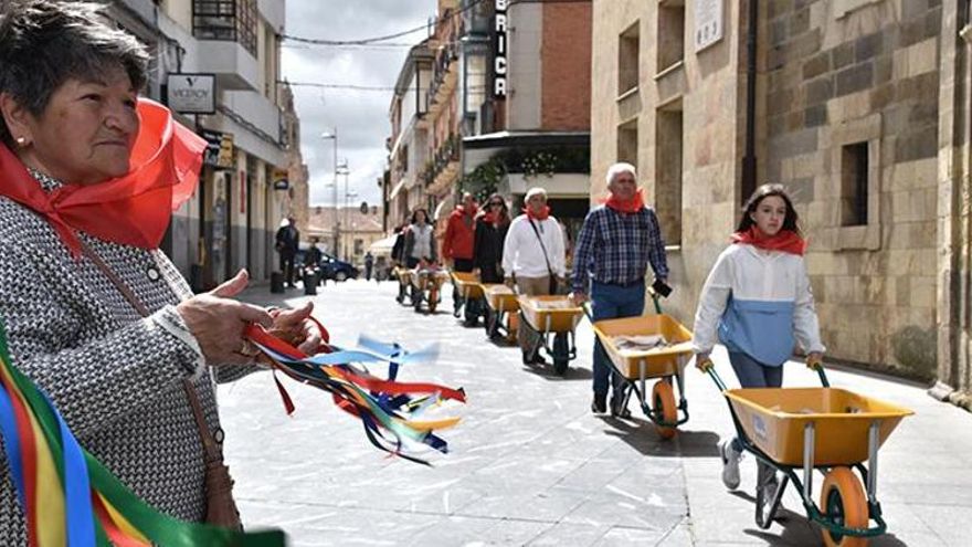 'Los Arrieros' transportando los miles de libros desde los barrios al centro de Astorga.