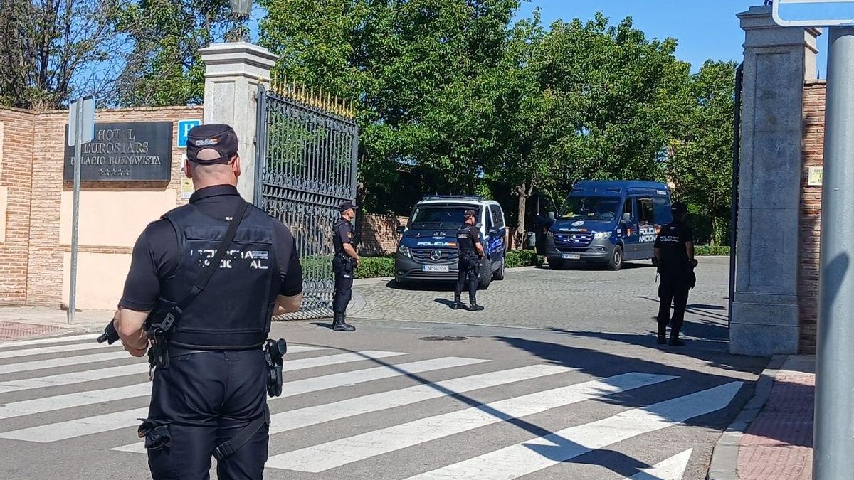 Agentes de la Policía Nacional apostados a la entrada del Hotel Eurostars, en el Palacio de Buenavista de toledo