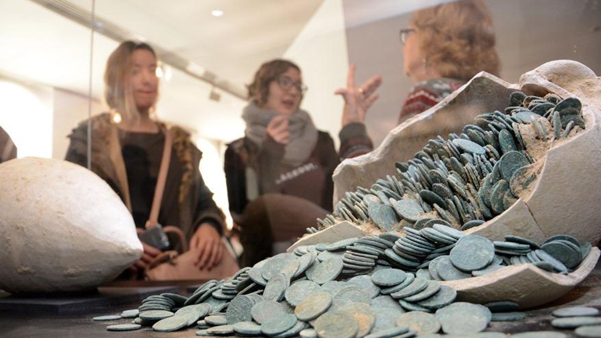 Tomares conmemora el décimo aniversario del descubrimiento de su "tesoro" de 53.000 monedas romanas