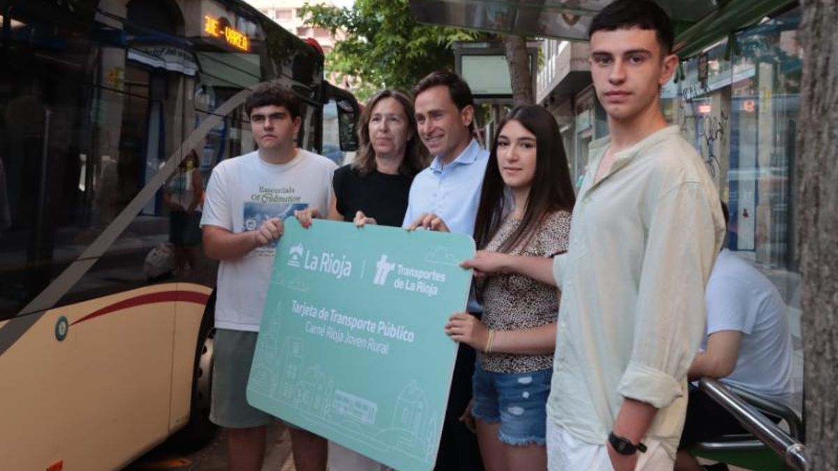 Los menores de 25 años que vivan en pueblos de La Rioja podrán viajar gratis en autobús con el carné Rioja Joven Rural