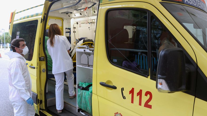 Una enfermera realiza el triaje a un paciente llevado en ambulancia a las urgencias del Hospital Río Hortega de Valladolid este lunes. EFE/Nacho Gallego