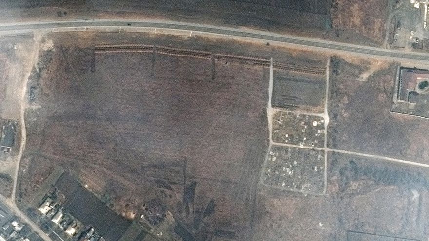 Imagen de satélite facilitada por Maxar Technologies que muestra una aparente fosa común adyacente a un cementerio de pueblo existente en el extremo noroeste de Mangush, a unos 20 kilómetros al oeste de Mariúpol.