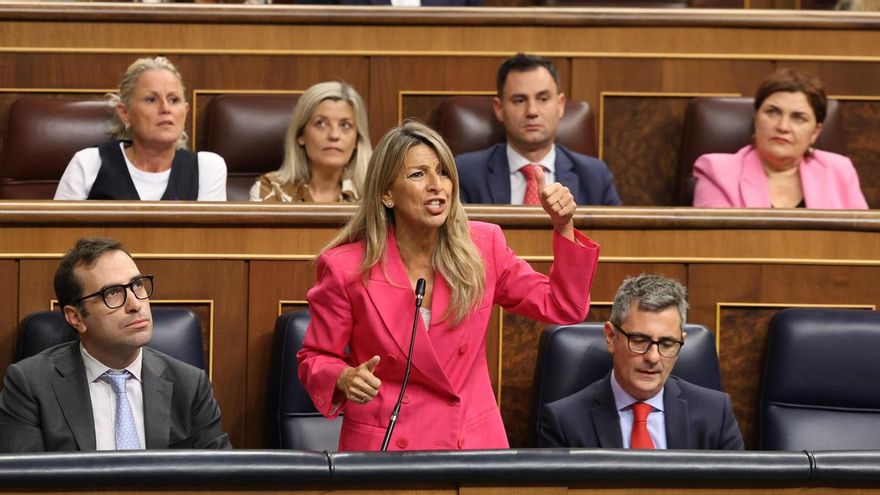 El vicepresidente primero y ministro de Economía, Comercio y Empresa, Carlos Cuerpo, la vicepresidenta segunda y ministra de Trabajo, Yolanda Díaz, y el ministro de la Presidencia, Félix Bolaños, durante una sesión de control al Gobierno, en el Congreso d