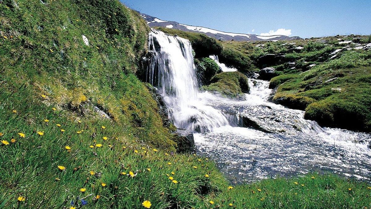 Las mejores rutas senderistas para disfrutar del deshielo de Sierra Nevada: arroyos, cascadas y desfiladeros