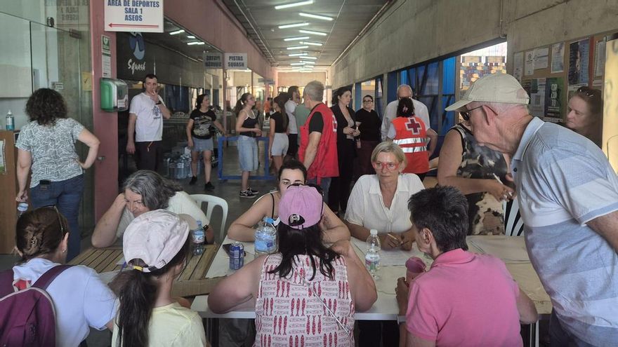 La angustia de los evacuados por el fuego en Almería: “No sé qué pasará con mi casa, venía una nube de humo negro”