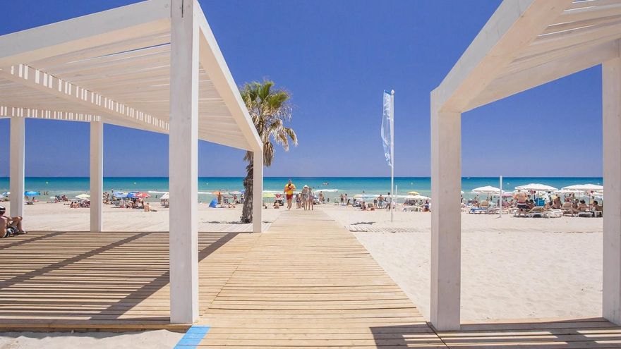 La playa de Alicante que lleva 40 años recibiendo el distintivo de bandera azul