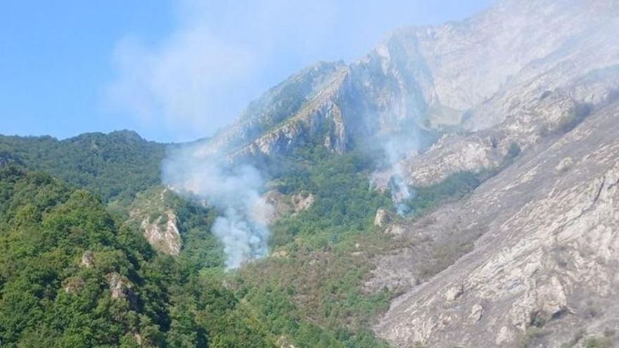 El incendio en los Picos de Europa de León se acerca a territorio de Asturias, aunque sin poblaciones en riesgo