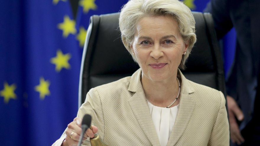 La presidenta de la Comisión Europea, Ursula von der Leyen, al inicio de la reunión semanal de la Comisión Europea en Bruselas este miércoles. EFE/EPA/OLIVIER HOSLET