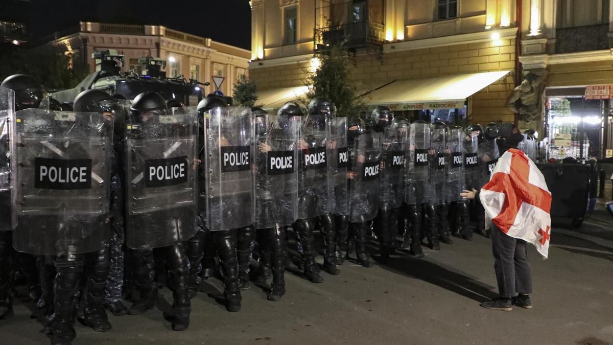 La Policía de Georgia frena un intento de asalto al palacio presidencial en Tiflis durante los disturbios electorales del sábado