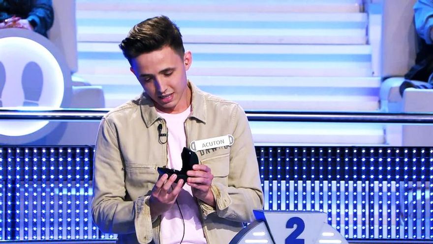 Proposición de matrimonio en el plató de 'Ahora caigo', que despidió a la verdugo del recordman Borja