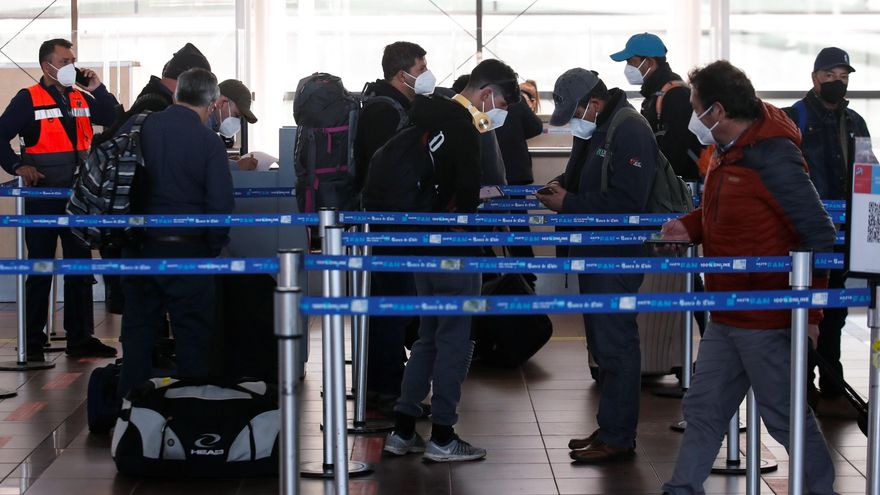 Un grupo de viajeros espera en el Aeropuerto Internacional Arturo Merino Benítez de Santiago (Chile), en una fotografía de archivo. EFE/Alberto Valdés