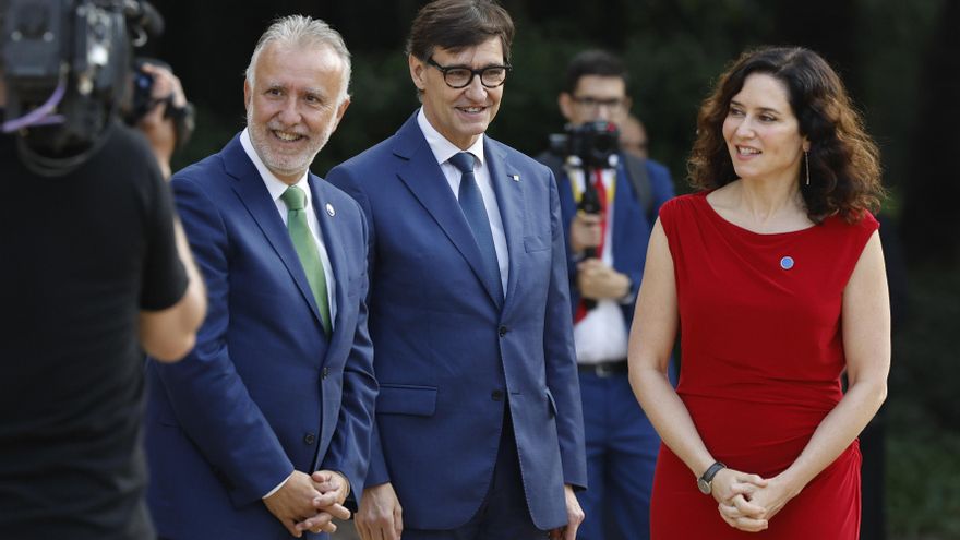 El presidente de la Generalitat de Catalunya, Salvador Illa (c), y el ministro de Política Territorial y Memoria Democrática, Ángel Víctor Torres (i), reciben a la presidenta de la Comunidad de Madrid, Isabel Díaz Ayuso, a su llegada a la XXVIII Conferencia de Presidentes que se celebra este viernes en el Palau de Pedralbes en Barcelona. EFE/ Alberto Estevez