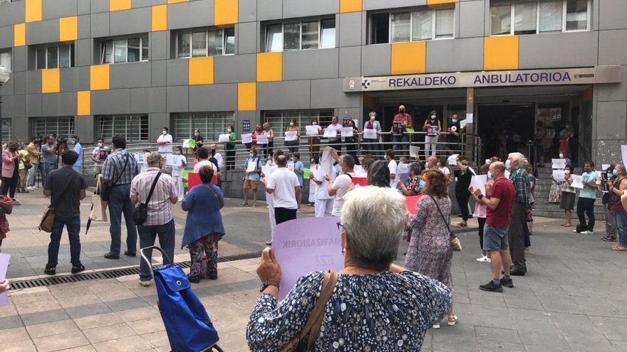 Sanitarios vascos se manifiestan en los ambulatorios contra los recortes y Salud responde con el anuncio de 4.000 plazas