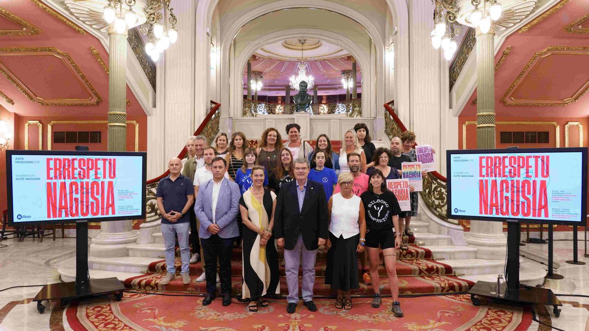 Aburto junto a representantes de la corporación municipal, Bilboko Konpartsak y otros agentes sociales.