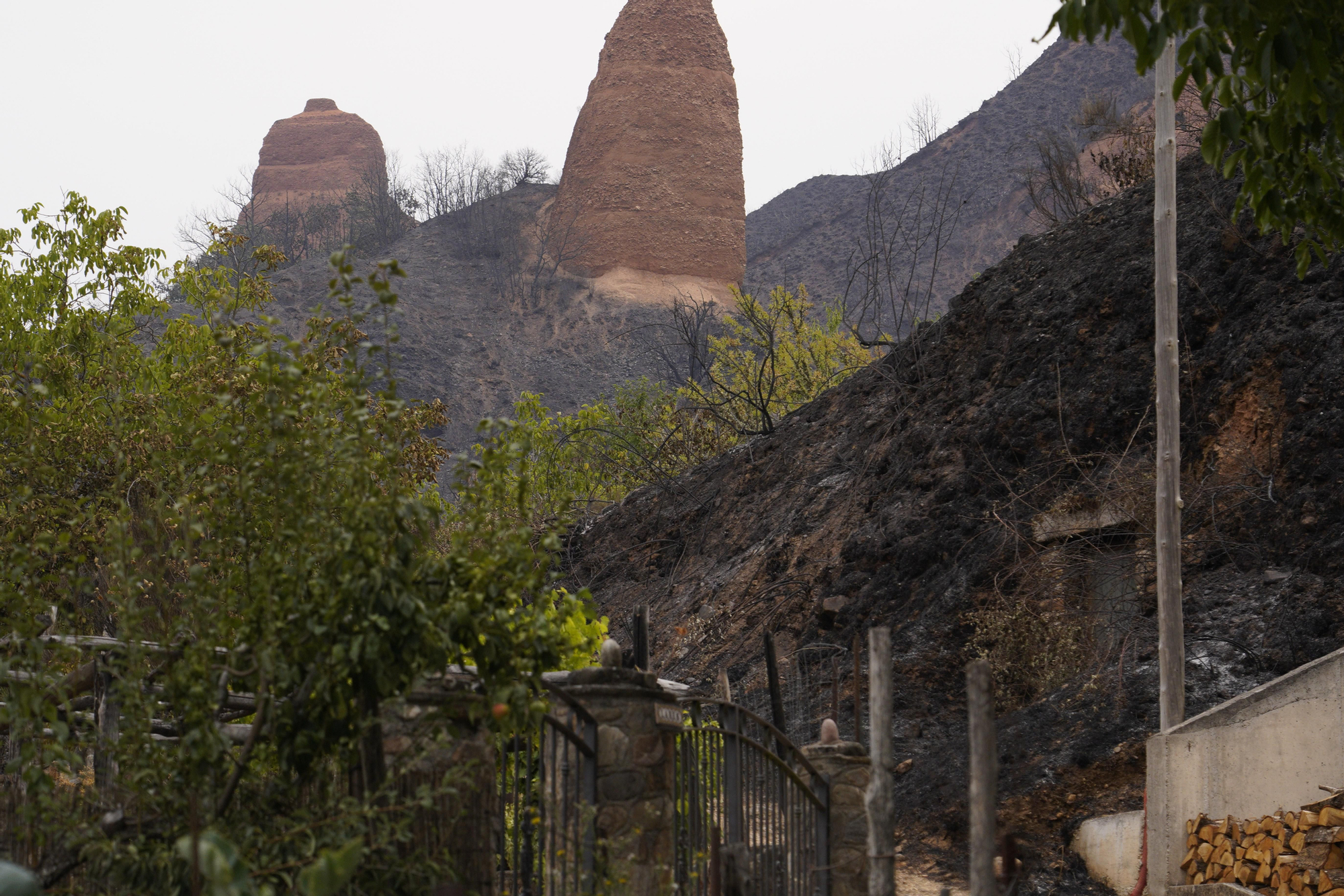 Las Médulas y sus pueblos enseñan los rescolgos de su tragedia, en imágenes