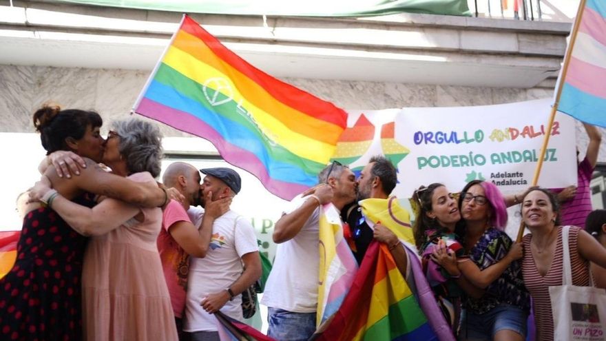 Adelante celebra una "besada Lgtbiq+" ante una sede de Vox como "paso al frente contra la extrema derecha"
