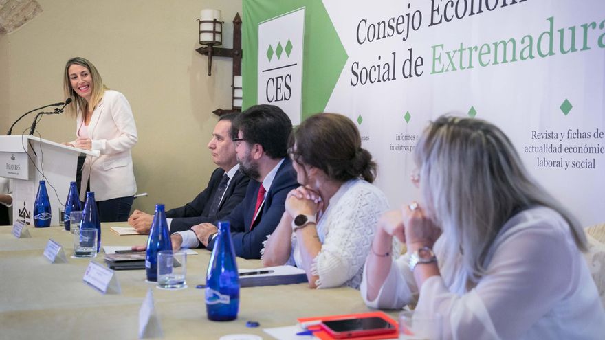 El PP de Extremadura dice que no recortará las ayudas a sindicatos y Vox le recuerda que está pactado