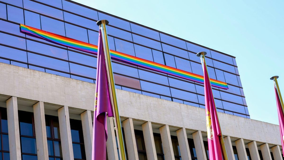 La bandera LGTBI+, colgada desde los balcones del Grupo Socialista en las Cortes de Castilla y León.