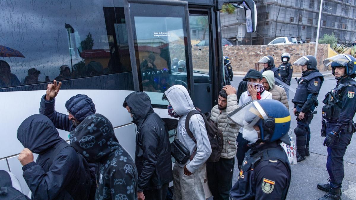 La Policía Nacional desaloja los asentamientos de personas migrantes del Tarajal y otros puntos de Ceuta