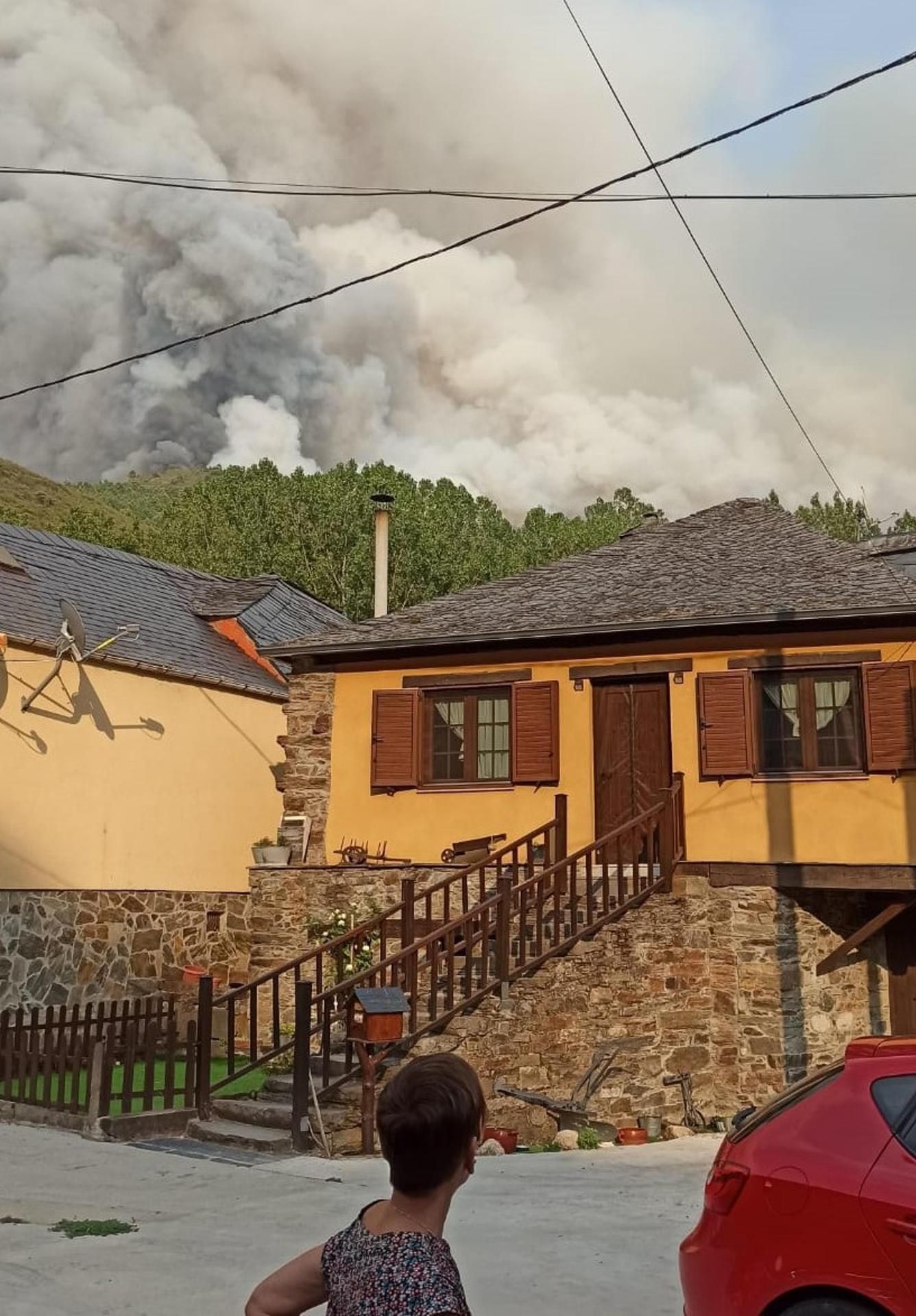 El incendio forestal declarado este miércoles en Veguellina, en el municipio de Villafranca del Bierzo.