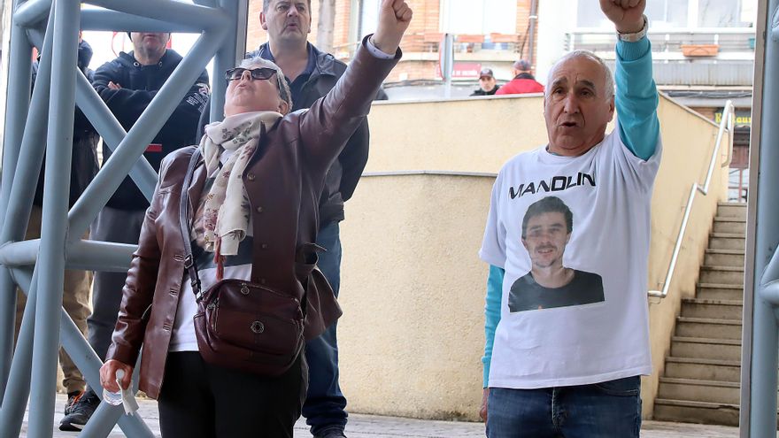 Familiares y amigos de las víctimas se concentran a la puerta de los juzgados de León.