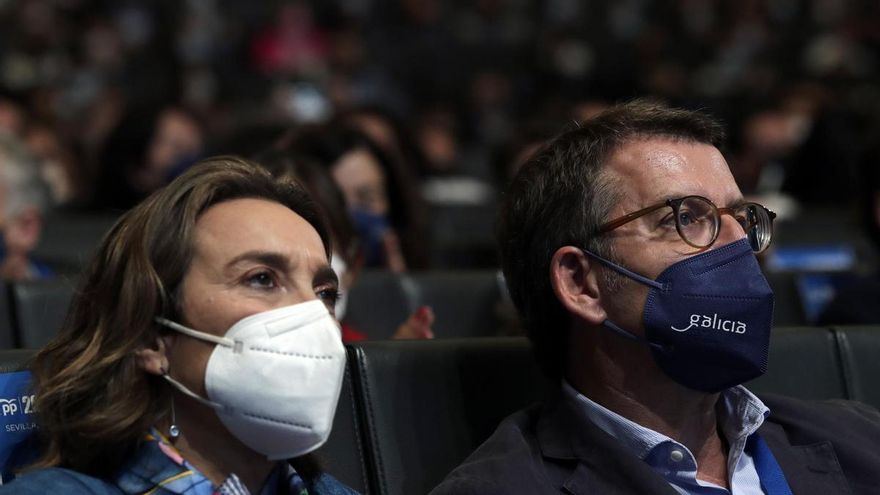El presidente de Galicia y futuro líder del Partido Popular,Alberto Núñez Feijóo (d) junto con la futura secretaria general del partido, Cuca Gamarra (i) durante el XX Congreso Nacional del partido en Sevilla que comienza este viernes y que elegirá por aclamación a su nuevo presidente: Alberto Núñez Feijóo.