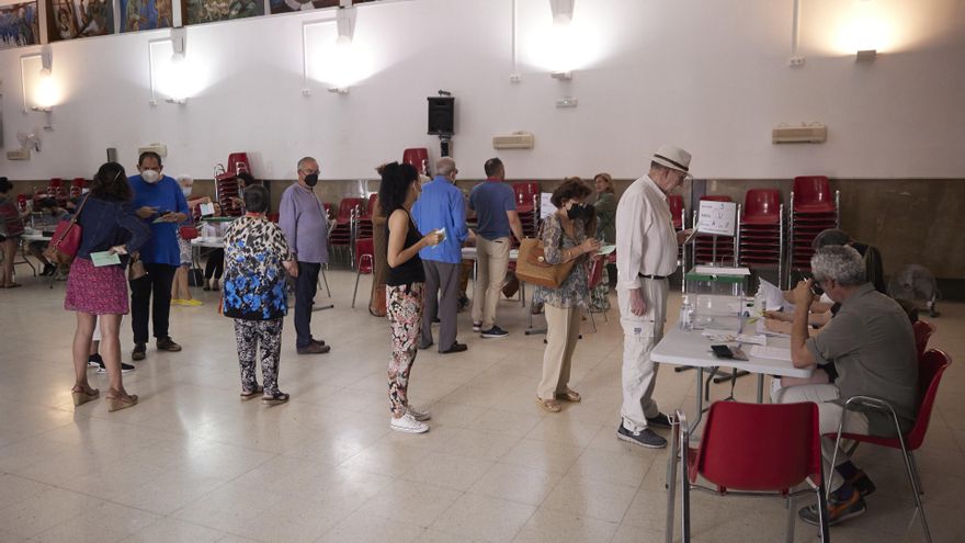 Archivo - Varias personas aguardan en cola para ejercer el derecho a votar durante el día de las últimas elecciones andaluzas.