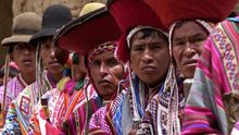 Foto de archivo del 15 de febrero de 2006 de pobladores quechuablantes de Ollantaytambo, Cusco.