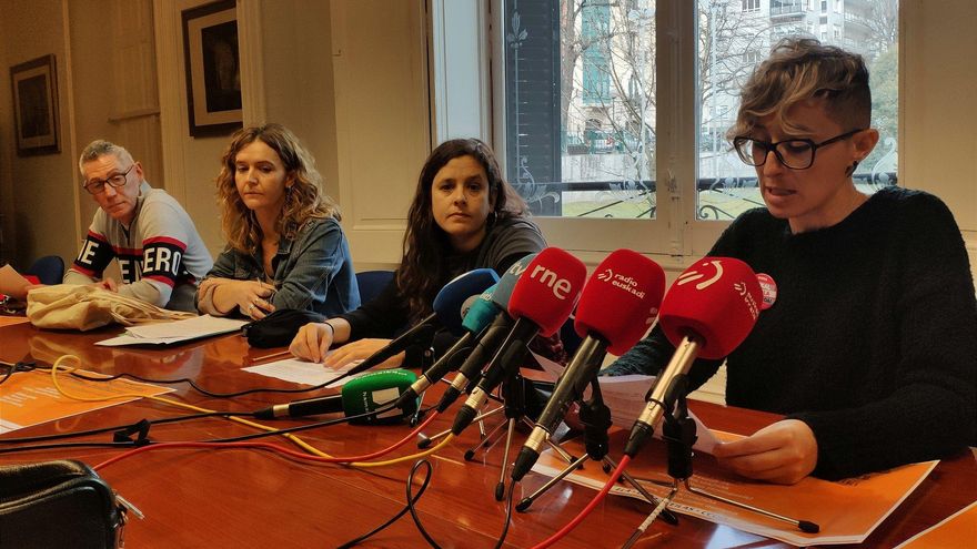 Julen Llanos (CCOO), Miren Zubizarreta (ELA), Irati Tobar (LAB) y Nagore Iturriotz (Steilas) durante la rueda de prensa este martes en Bilbao