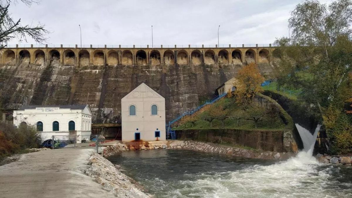 Presa desembalsando agua en febrero del 2026