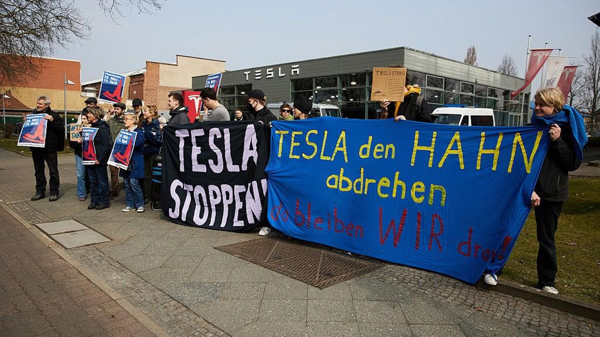 Un grupo de personas protesta delante de un concesionario de Tesla en Berlín, el 29 de marzo.
