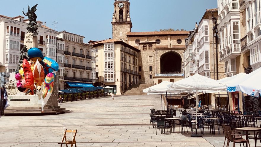 El termómetro a (casi) 40 grados vacía las calles de Vitoria en plenas fiestas y obliga a suspender algunos actos