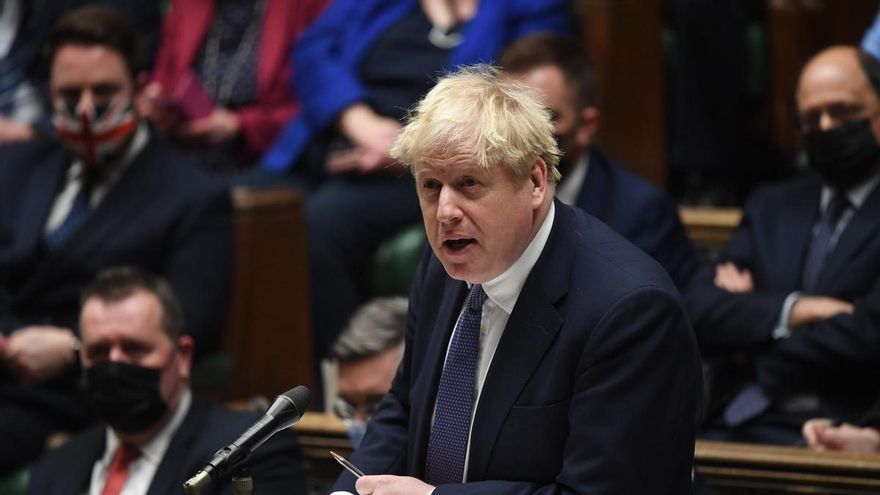 Boris Johnson participó en otra fiesta en pleno confinamiento a la que estaban invitados un centenar de empleados de su oficina