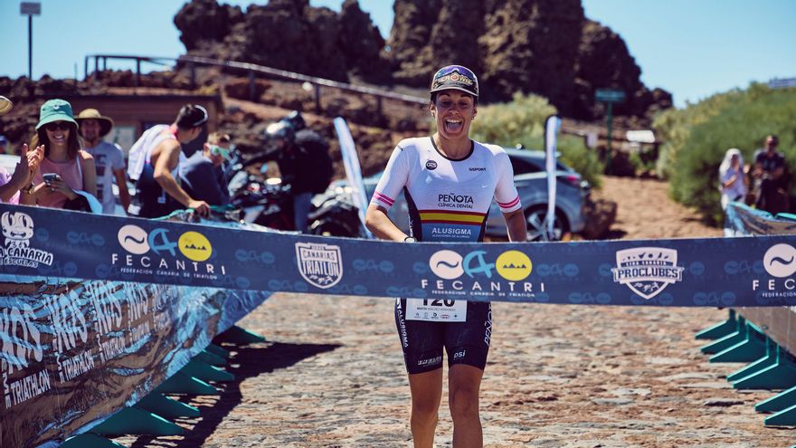 Marta Sánchez  llegando a la meta en el Roque de Los Muchachos.
