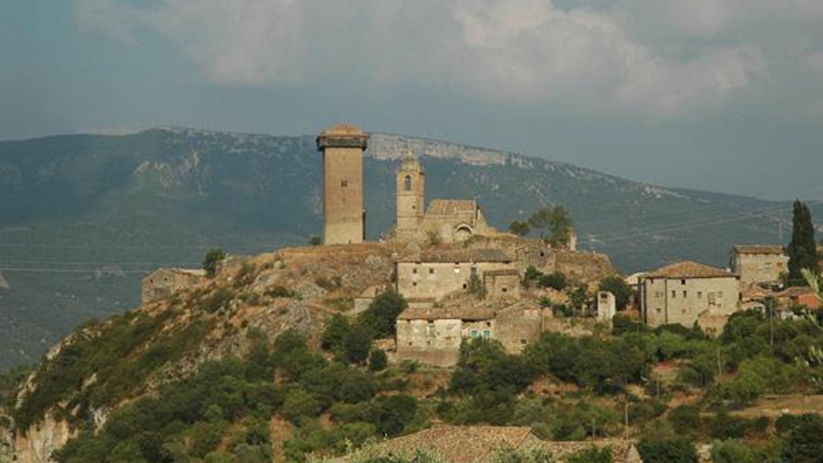 Este pequeño pueblo de Aragón con apenas un centenar de habitantes tiene una fortaleza milenaria casi olvidada