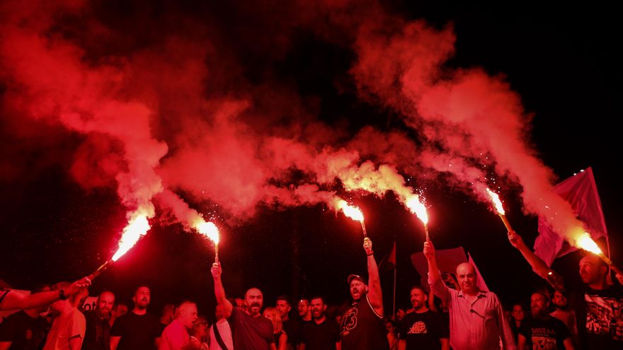 Empleados del puerto de Pireo impiden descarga y envío de material militar para Israel