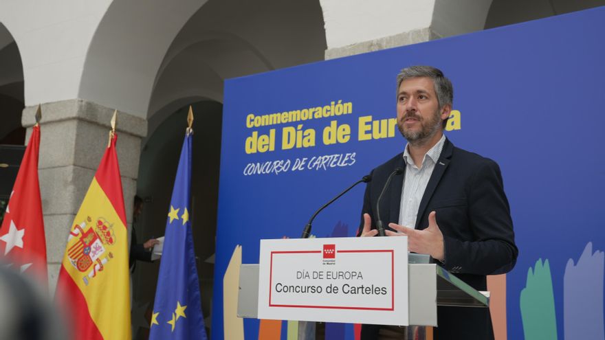 El consejero de Presidencia, Justicia y Administración Local, Miguel Ángel García Martín, entrega los premios del concurso de carteles escolares por el Día de Europa, el 6 de mayo de 2025.