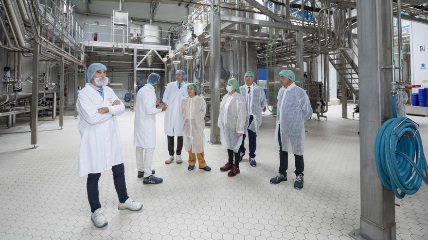 La presidenta de Cantabria, María José Sáenz de Buruaga, visita la planta de Andros en La Serna (Arenas de Iguña)