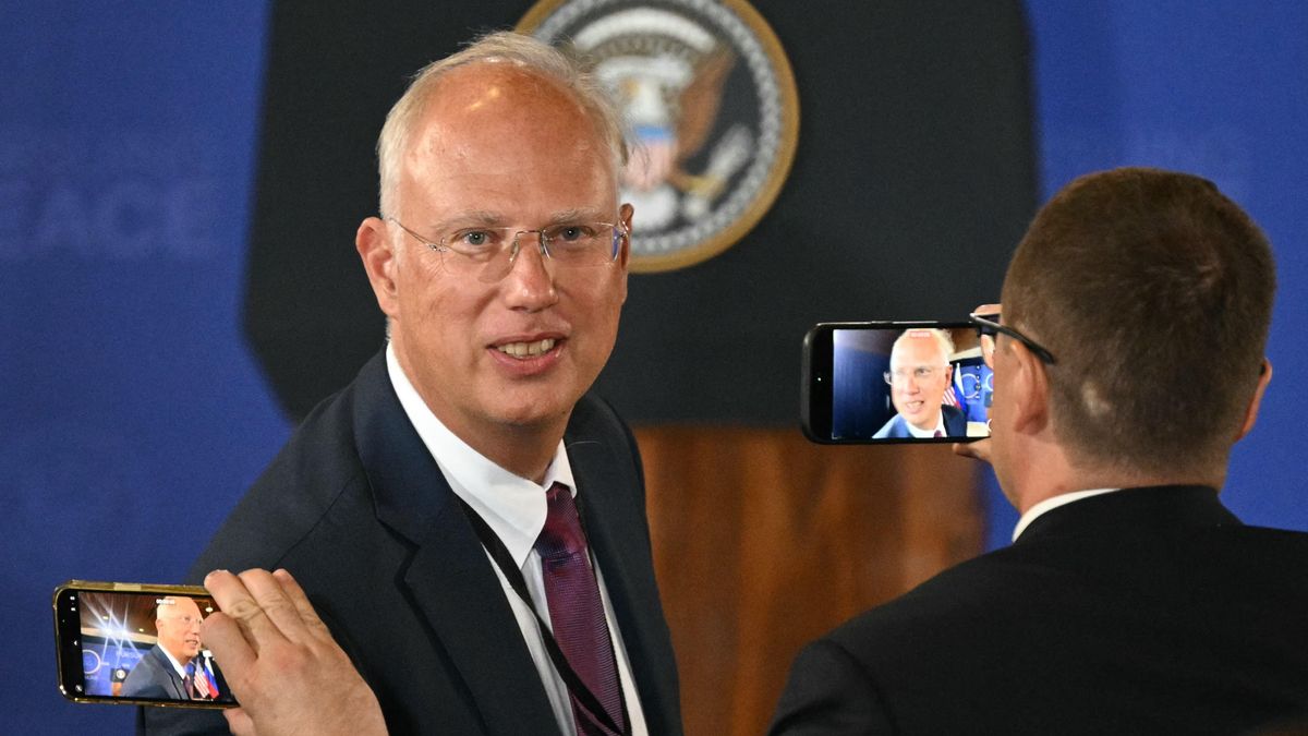 Kirill Dmitriev, representante presidencial especial para la Inversión y la Cooperación Económica con el Extranjero y Director Ejecutivo del Fondo Ruso de Inversión Directa, en la Base Conjunta Elmendorf-Richardson en Anchorage, Alaska, el 15 de agosto de 2025.