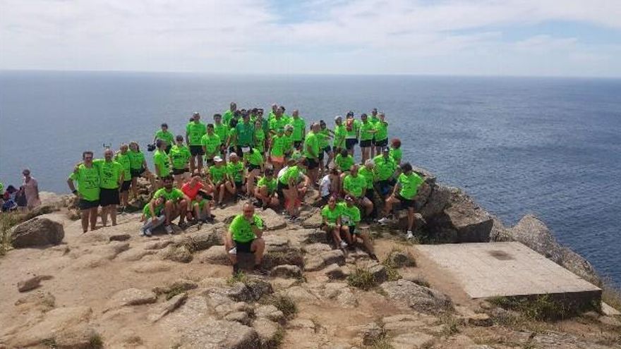 Llegada de los participantes de 'A Santiago contra el Cáncer' a Finisterre.