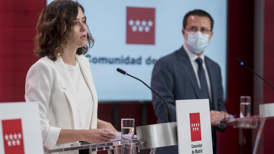 La presidenta de la Comunidad de Madrid, Isabel Díaz Ayuso y el consejero de Economía, Hacienda y Empleo del Gobierno regional.