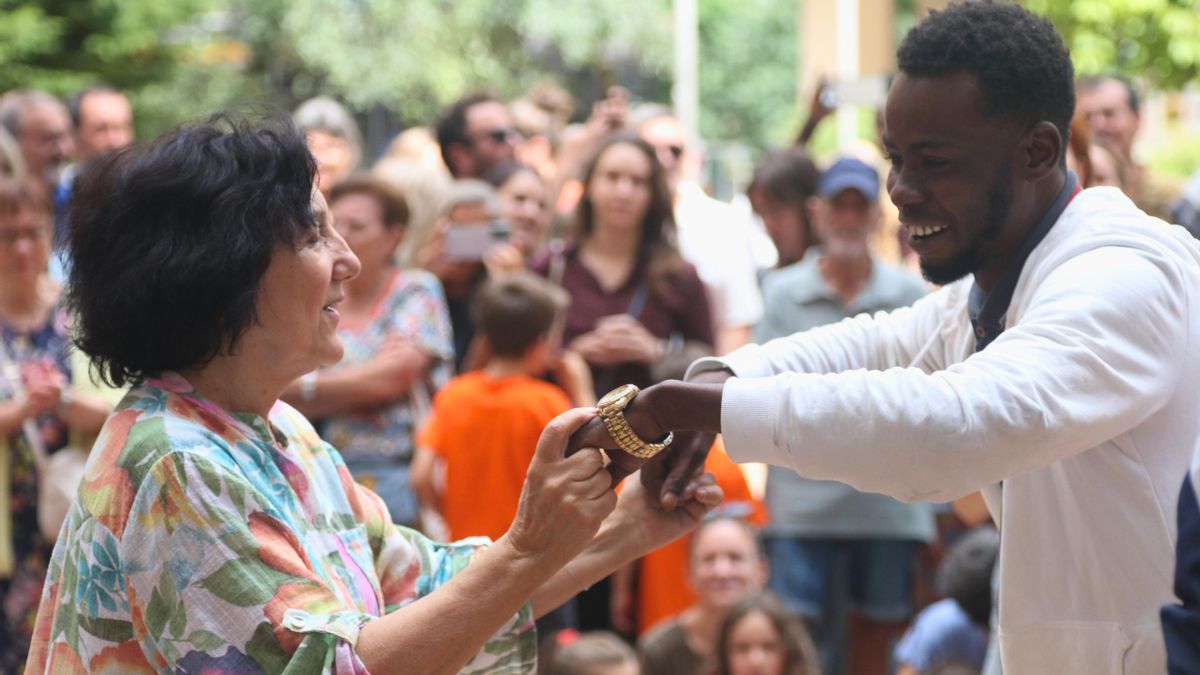 Vecinos del barrio bailan junto a los malienses