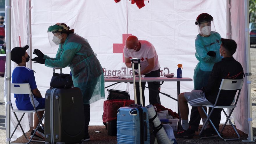 Varios trabajadores de Cruz Roja realizan una prueba PCR. EFE/ Nacho Gallego/Archivo