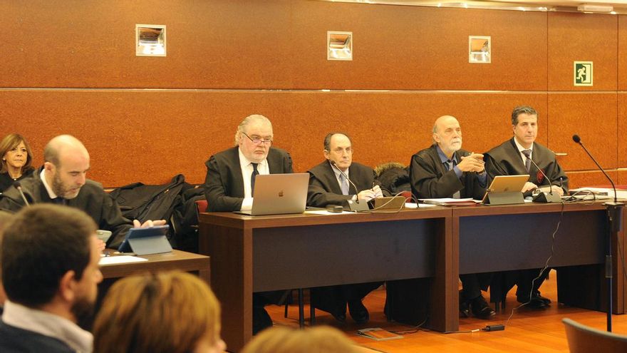 De derecha a izquierda, Gonzalo Susaeta, Jesús Villegas, Carlos Chacón y otros letrados del 'caso De Miguel'