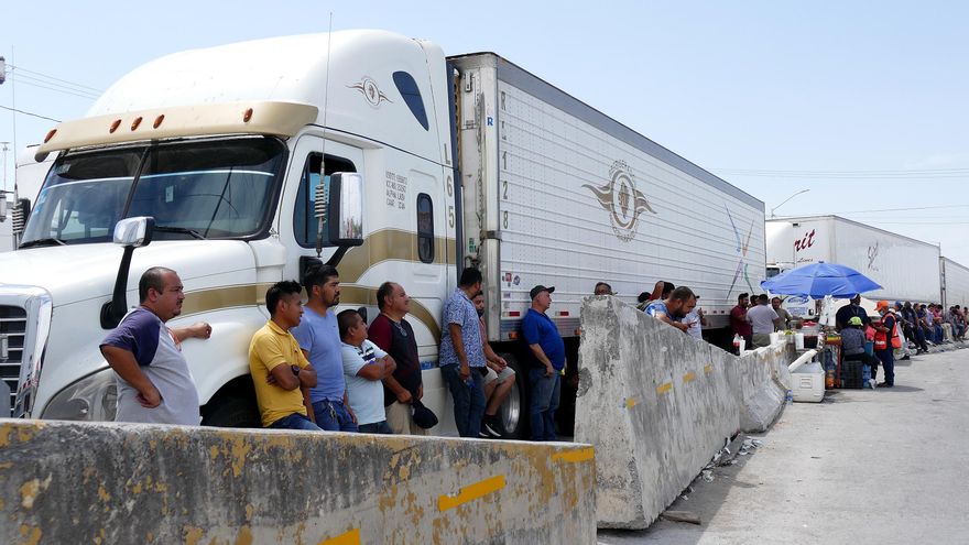 Transportistas mexicanos bloquean puente internacional entre México y EE.UU.